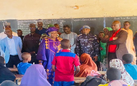 Initiative « Une semaine, une école. », la Ministre en charge de l'Education Nationale, Dr Elisabeth Sherif, visite l'école Médina 3