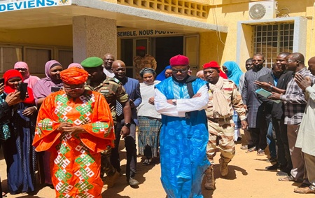 Témoignage de satisfaction décerné à Monsieur Abdel-Kader Issa, Directeur des Ressources Humaines du Ministère de l'Éducation nationale, après 40 ans de loyaux services