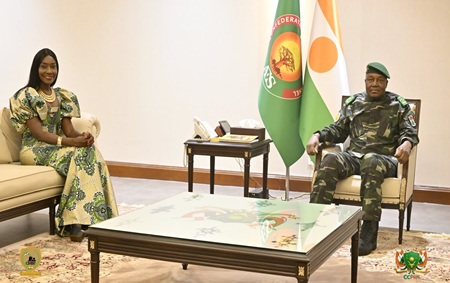 Niamey : L’artiste sénégalaise Coumba Gawlo Seck reçue par le Président Tiani