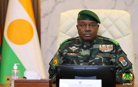 Niger : le Président Abdourahamane Tiani reçoit des journalistes et cinéastes nigériens récemment primés à l’international en compagnie du Ministre de la communication