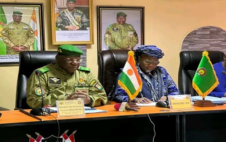 La Ministre de l'Éducation nationale, de l'Alphabétisation et de la Promotion des Langues, Dr Élisabeth Shérif, a présidé une réunion à la salle de conférence du Gouvernorat de Niamey