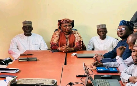 La Ministre en charge de l'Éducation nationale visite le comité de réaménagement des programmes d'enseignement et réceptionne le rapport du comité d'élaboration des manuels de mathématiques CI/CP