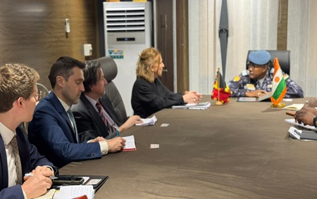 Séance de travail  Ministre de l'Agriculture et de l'Elevage colonel Mahaman Elhadj Ousmane  et une délégation belge conduite par Mme Heidy Roubouts, Directrice générale de la coopération au Développement et de l'aide humanitaire