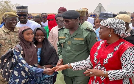 En route pour Tanout : la Ministre de l'Éducation nationale multiplie les étapes de proximité