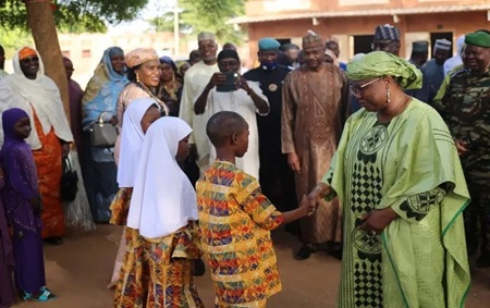 MEN : L'initiative « Une semaine, une école » : la Ministre en charge de l'Éducation Nationale à l'école primaire Franco-Arabe Talladje 2
