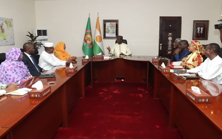 Niamey : Le Premier ministre reçoit une délégation tchadienne conduite par Mme Fatime Aldjineh Garfa