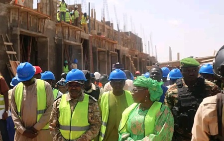 La Ministre Dr Élisabeth Shérif échange avec les entreprises en charge de la construction du Collège scientifique de Zinder