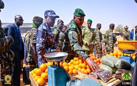 Niamey : Le Président Abdourahamane Tiani visite la foire des maraichers de la Région d’Agadez et celle du riz subventionné par l’Etat
