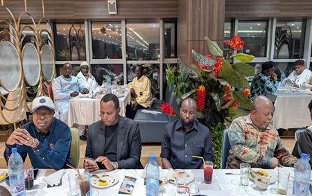 Dans le cadre du Salon Malien de l'Architecture et de la Construction (SAMAC), le Ministre de l'Urbanisme et de l'Habitat du Niger, le Colonel Abdoul Kadri Amadou Daouda, a eu l'honneur d'organiser un dîner officiel le samedi 2 août 2025 à Bamako