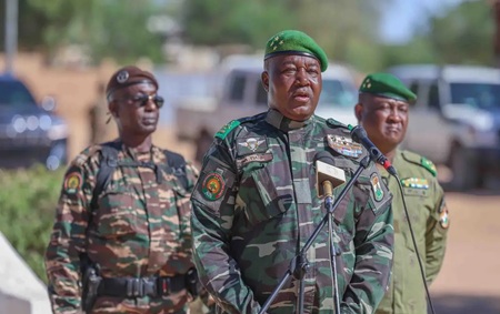 Défense : Le Président Abdourahamane Tiani à la place d’arme de la Zone de Défense n°2 d’Agadez