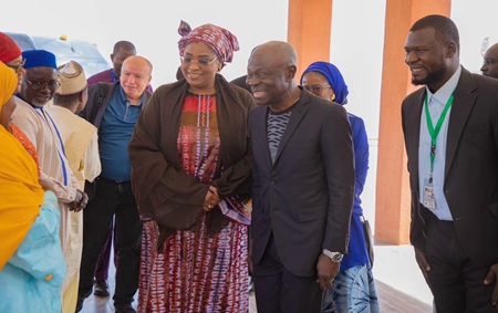 Niger - OIT: Accueil officiel du Directeur Général de l'Organisation Internationale du Travail à l'aéroport Diori Hamani de Niamey par la Ministre de la Fonction Publique, du Travail et de l'Emploi