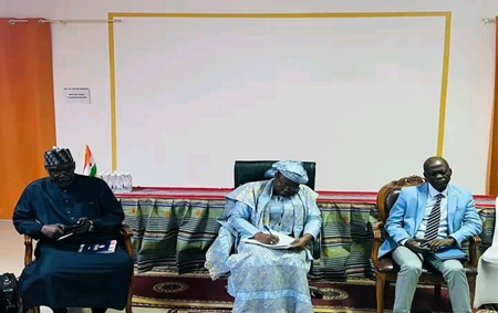 La Ministre de l'Éducation Nationale, de l'Alphabétisation et de la Promotion des Langues Dr Elisabeth Shérif rencontre les Directeurs régionaux