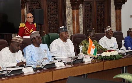 En visite de travail en Algérie, le Président Tiani rend hommage aux martyrs de la guerre de libération Nationale