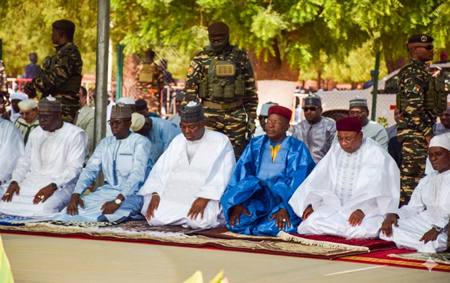 Grande Mosquée de Niamey : le Président Tiani aux côtés des fidèles pour la prière de Tabaski