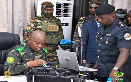 Passeport biométrique AES : Le Président Tiani s’enrôle et appelle à renforcer la fiabilité des documents d’identité du Niger