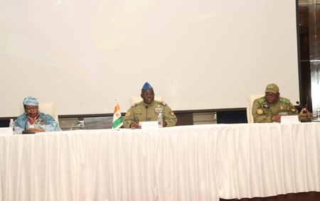 Niamey : Le Ministre des Transports, Représentant le Premier Ministre rend hommage à 12 femmes pionnières du Niger