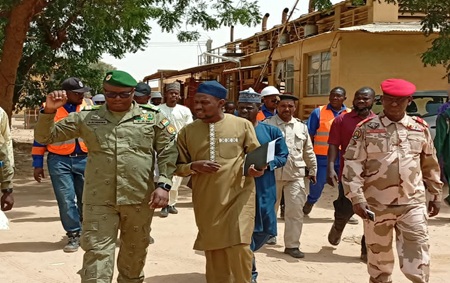 Agadez : Le Ministre de l’Énergie visite les installations de la NIGELEC et la centrale hybride