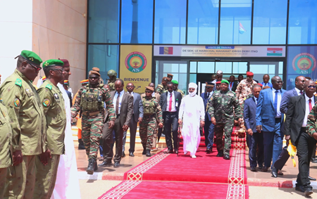 Fin de la visite du Maréchal Mahamat Idriss Déby Itno à Niamey : Le Président Tiani raccompagne son hôte