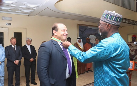 L’Ambassadeur d’Égypte en fin mission élevé au grade de commandeur dans l’ordre de mérite du Niger