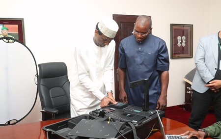 Nouvelle carte nationale d’identité biométrique AES : Le Premier Ministre nigérien enrôlé