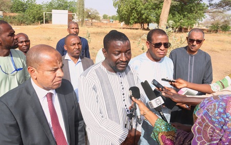 Niamey : Le Ministre de la Communication sur le site de construction de la Maison de la Presse