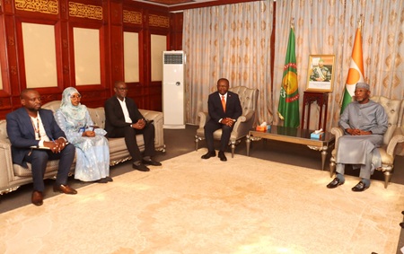 Niamey : Le Ministre des Affaires Étrangères reçoit les lettres de Représentation du représentant du FNUAP