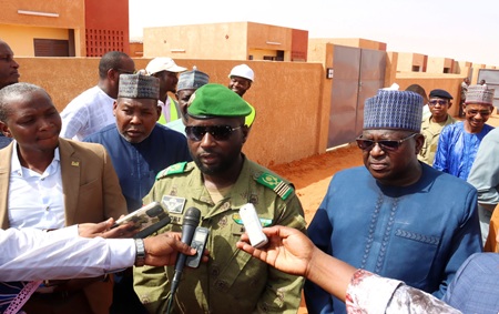 Niamey : Le Ministre de l’urbanisme sur deux chantiers de construction de 258 logements sociaux