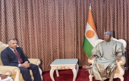 Le Premier Ministre, Chef du Gouvernement SEM Ouhoumoudou Mahamadou, a reçu ce lundi en début d'après-midi, 31 octobre 2022, l'Ambassadeur d'Inde au Niger, M. Nair Prem Kumar, en fin de mission