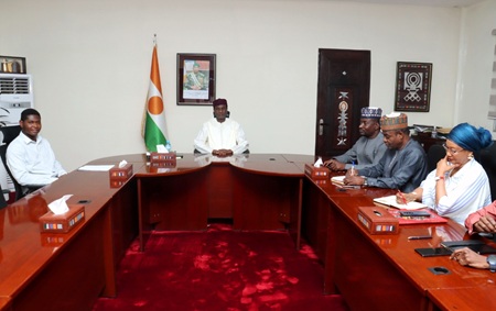 Niamey : le Premier Ministre s’entretient avec un jeune nigérien évoluant dans les TIC