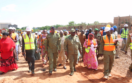 Chantier du collège scientifique de Niamey : Dr Élisabeth Shérif s’enquiert de l’évolution des travaux