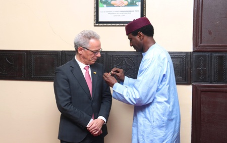 M. Han Fraeters, représentant résident de la BM, élevé au grade d’Officier de l’Ordre du mérite du Niger