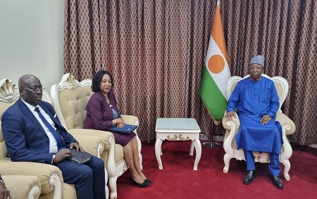 Le Premier Ministre, Chef du Gouvemement, SEM Ouhoumoudou Mahamadou a reçu en audience, ce jeudi 03 novembre 2022, la Représentante Résidente du PNUD Mme NICOLE KOUASSI