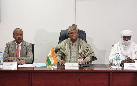 Le Premier Ministre, Chef du Gouvernement SEM Ouhoumoudou Mahamadou a présidé, ce mardi 1er novembre 2022, dans la salle des Banquets de la Primature, une réunion sur le phénomène de la mendicité des nigériens à l'extérieur